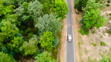 Vuelo-Aéreo-Sobre-La-Carretera-Entre-Campos