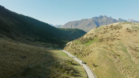 vista aérea de una remota carretera panorámica a través de un paisaje escarpado hasta el escondido lago moke en otago, isla sur de nueva zelanda aotearoa