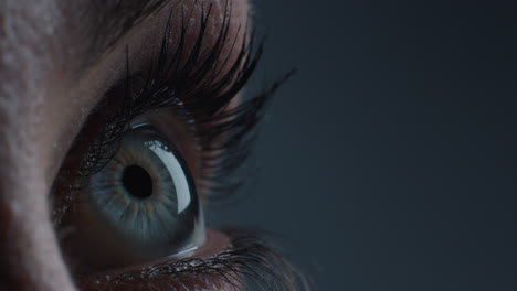 ojo macro de cerca aplicando maquillaje máscara con pincel concepto de cosméticos de belleza