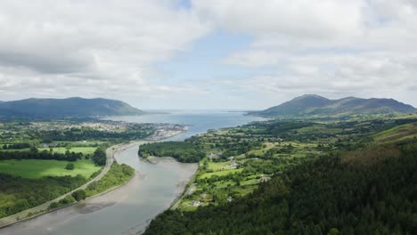 Luftflug-über-Den-Aussichtspunkt-Flagstaff,-Landschaft,-Newry,-Mit-Der-Stadt-Warrenpoint-In-Der-Ferne-Im-Sommer