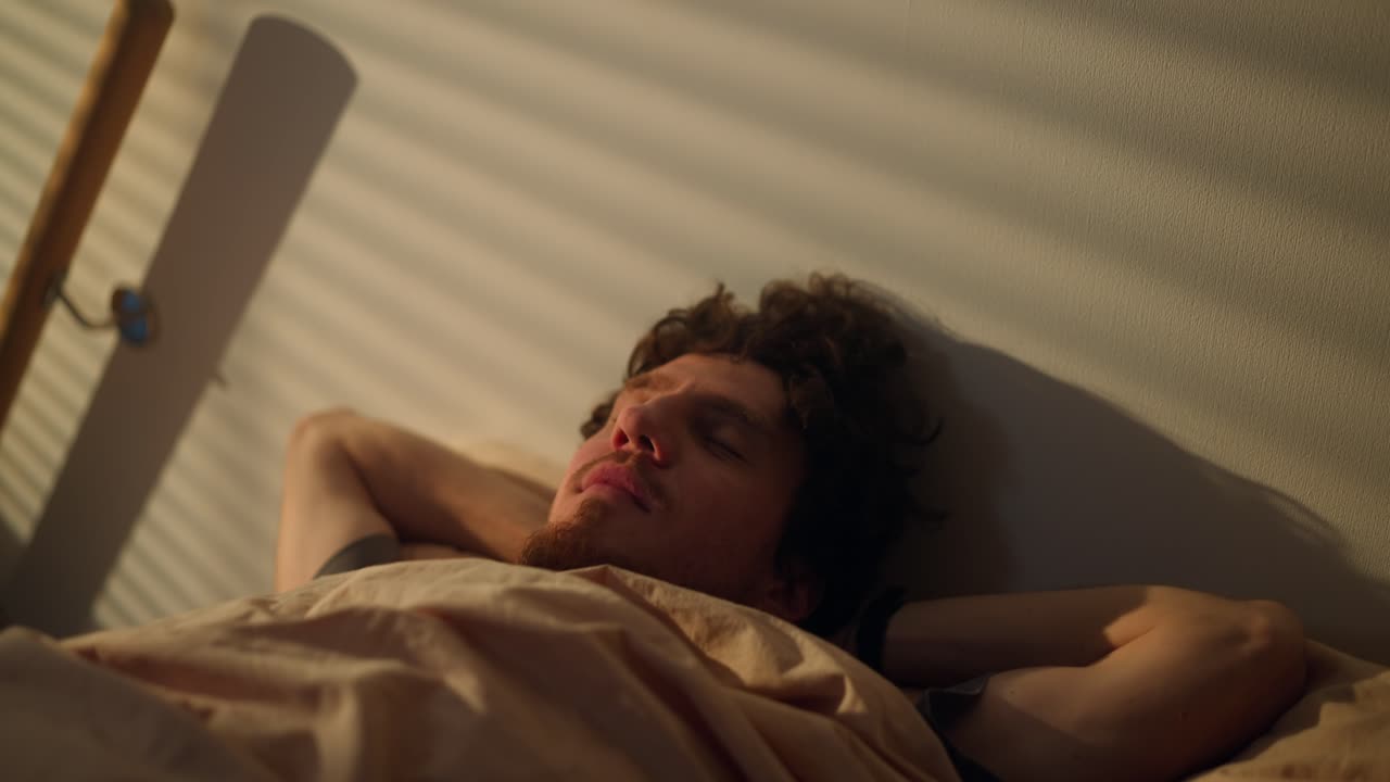 hombre despertando en la cama