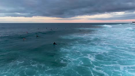 Drone-flyover-famous-surf-spot-Banzai-Pipeline,-Ehukai-Beach-Park,-Ohau