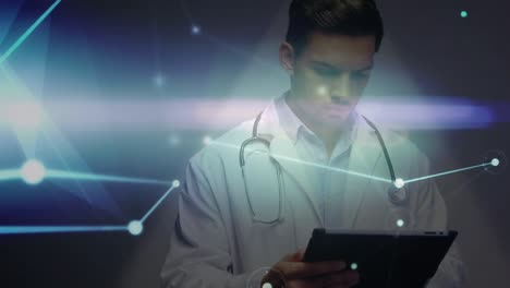 animación de una red de conexiones brillantes sobre un médico caucásico usando una tableta digital