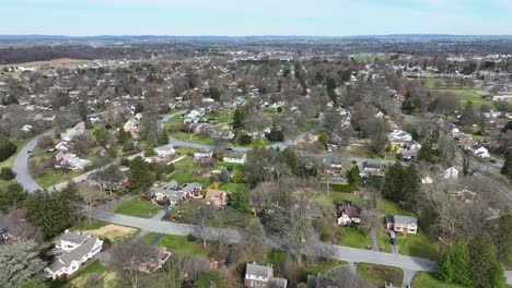 Luftaufnahme-Einer-Weiten,-Wunderschönen-Gemeinde-Mit-Häusern-In-Einem-Vorort-Von-Lancaster-Town,-USA