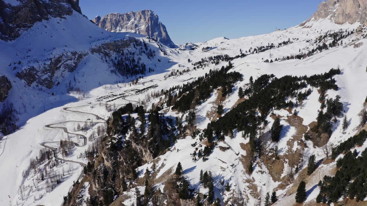 volando a través de paisajes montañosos nevados de dolomitas en italia