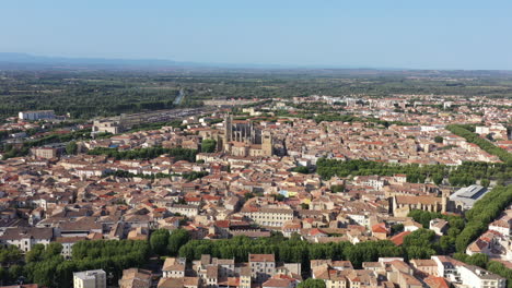 Luftflug-In-Richtung-Der-Kathedrale-Von-Narbonne,-Aude-Occitanie,-Frankreich