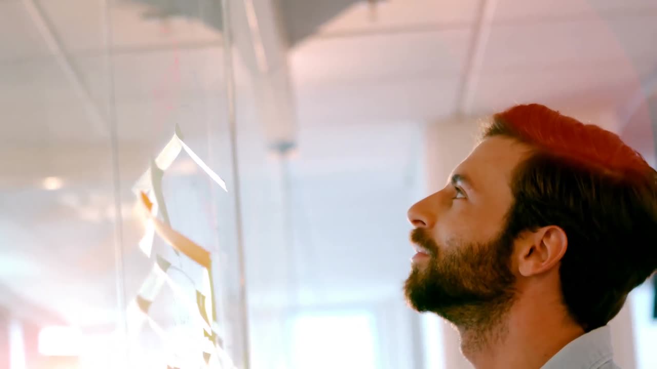 ejecutivo escribiendo en notas adhesivas en la oficina