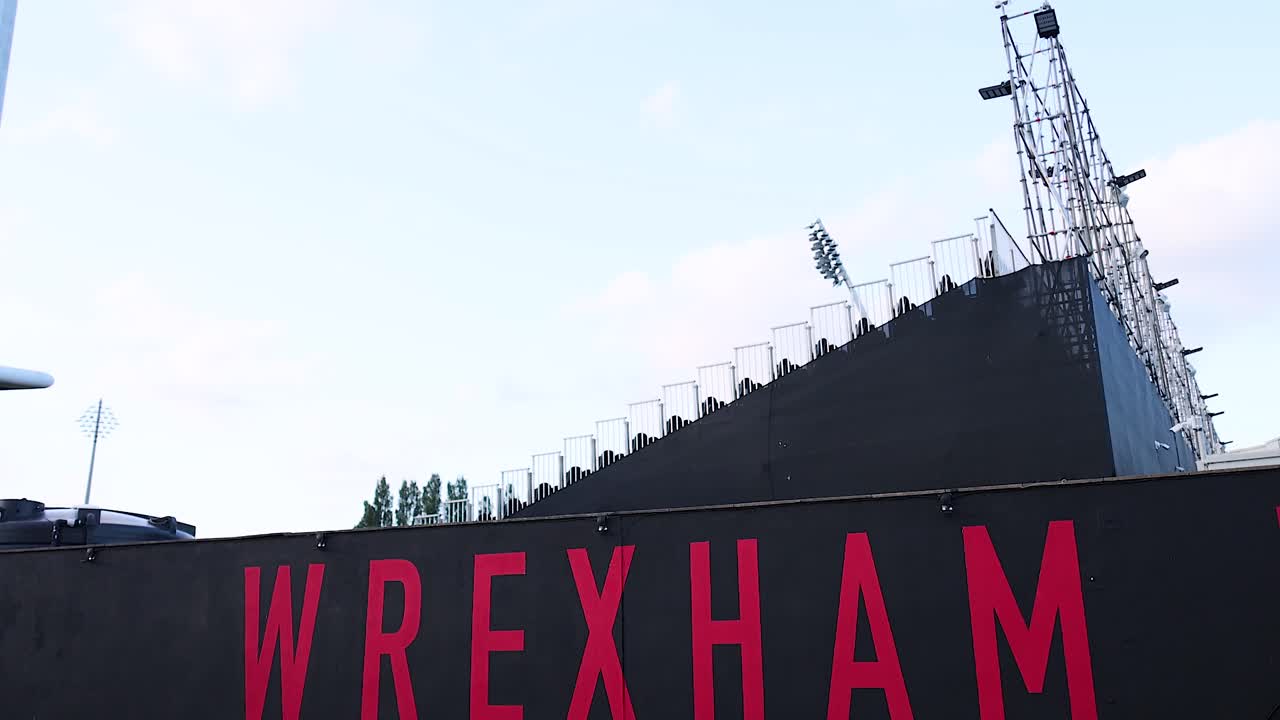 pared del estadio de wrexham con vista al estacionamiento