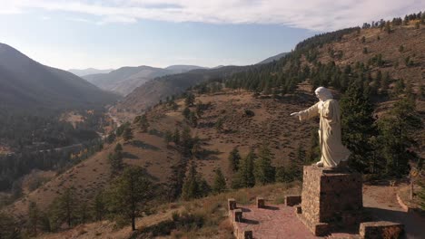 Santa-Marina-Fliegt-Mit-4K-Drohne-In-Colorado