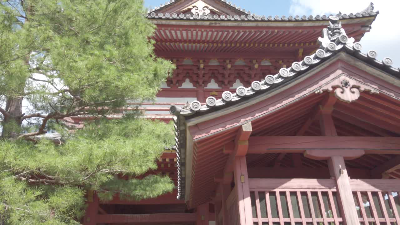 templo budista daitoku-ji en kioto, japón, visto desde arriba y inclinado hacia abajo, tomando en el esplendor de este espectacular templo budista arquitectónico
