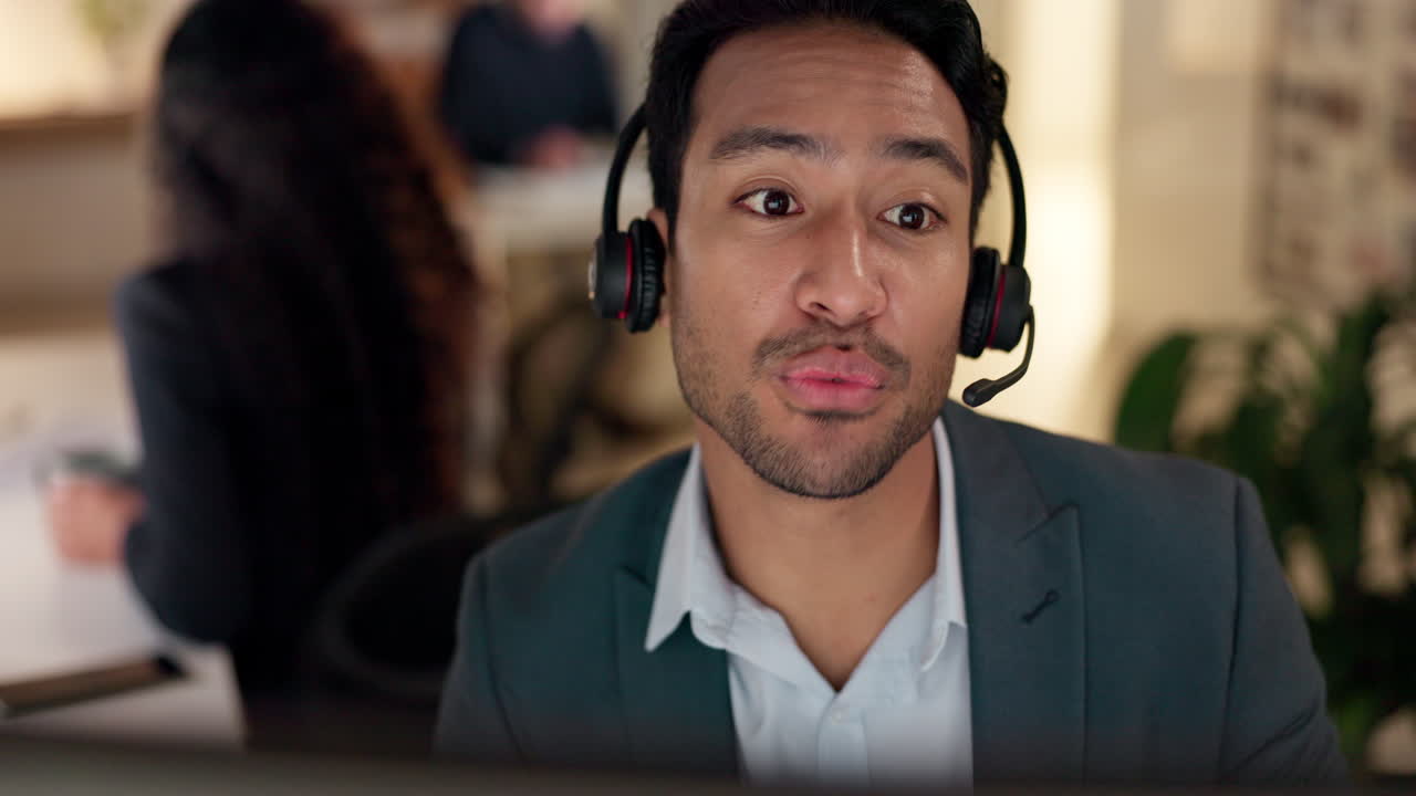 cara, centro de llamadas y un hombre hablando en un auricular