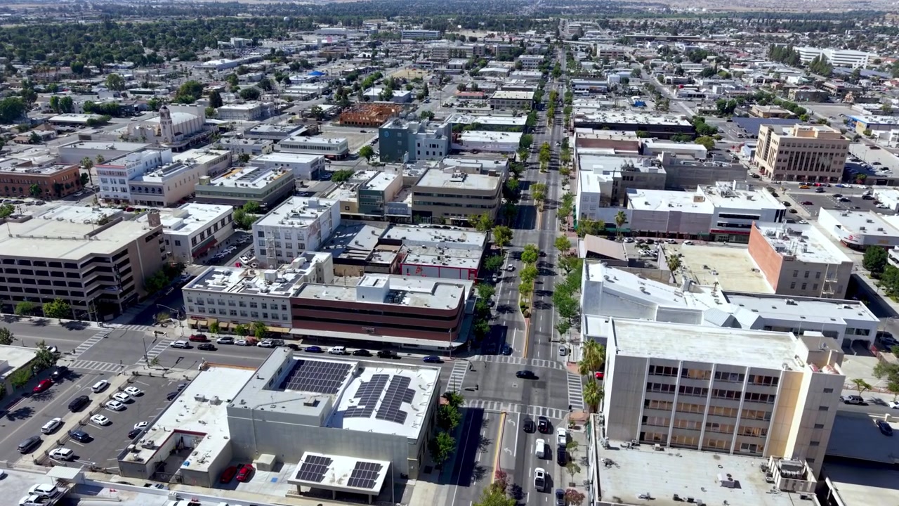 Hurtig luftoptagelse i højden mod downtown Bakersfield, Californien