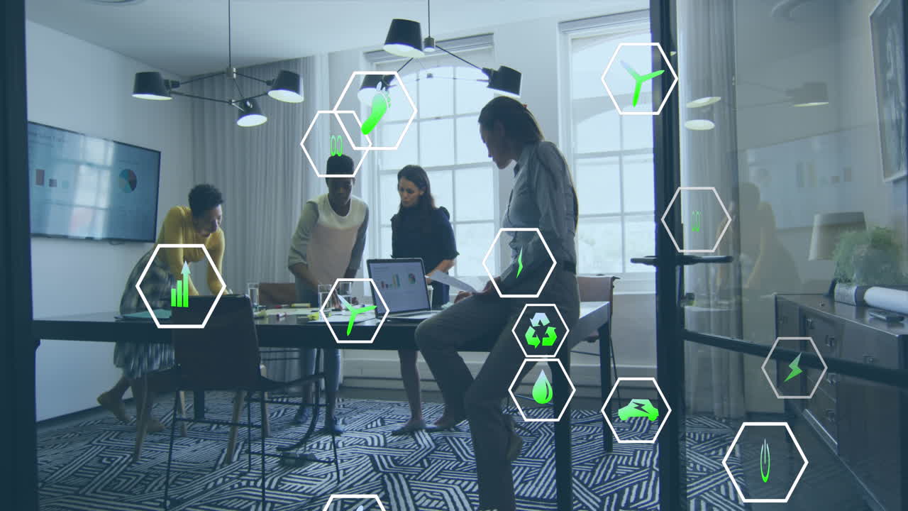 사무실에서 노트북에서 보고서를 논의하는 다양한 여성 동료에 대한 여러 아이콘의 애니메이션