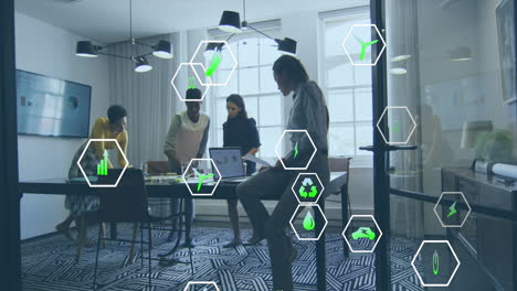 animación de múltiples iconos sobre diversas trabajadoras que discuten informes en la computadora portátil en la oficina
