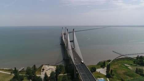 Ponte-Basco-Da-Gama,-Lisboa,-Portugal-Vista-Aérea-4k