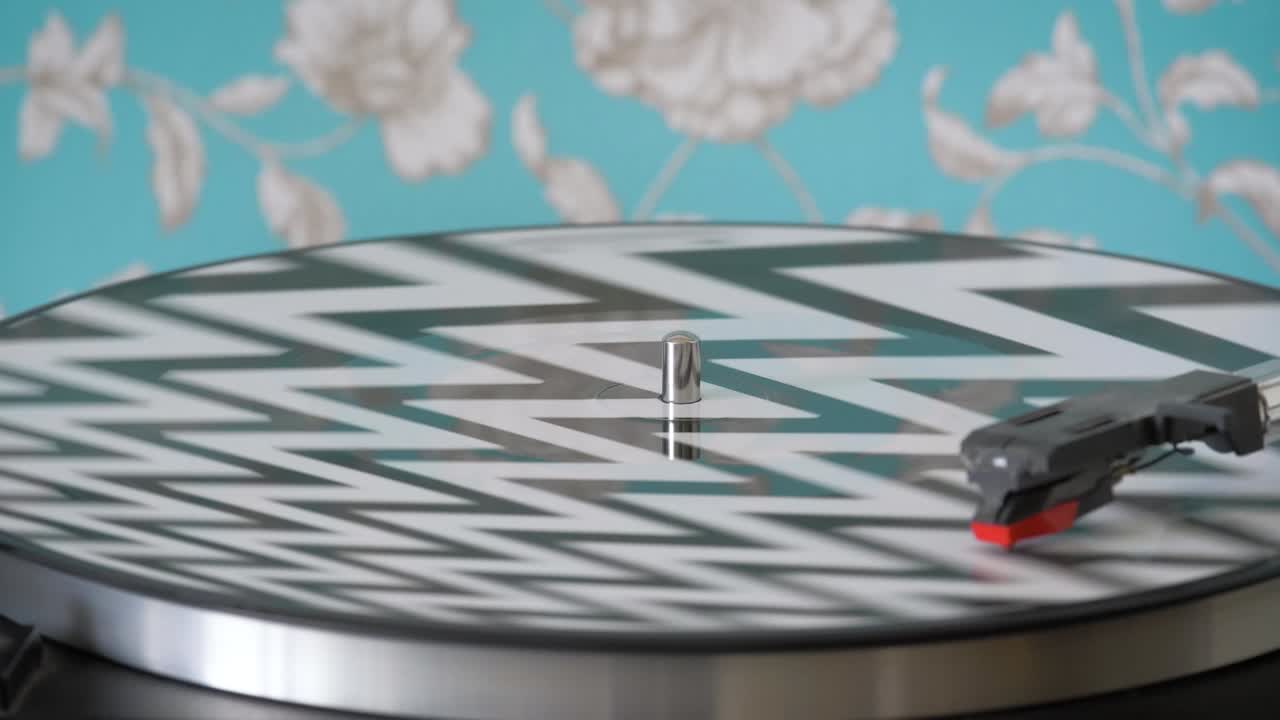 오래된 픽업이 비닐 디스크를 재생하고 있습니다.