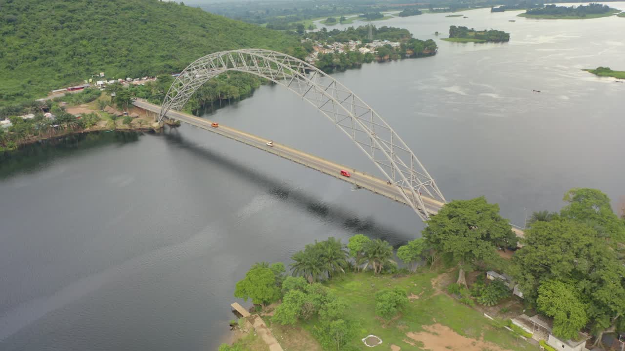 아프리카 가나의 아도미 다리 횡단