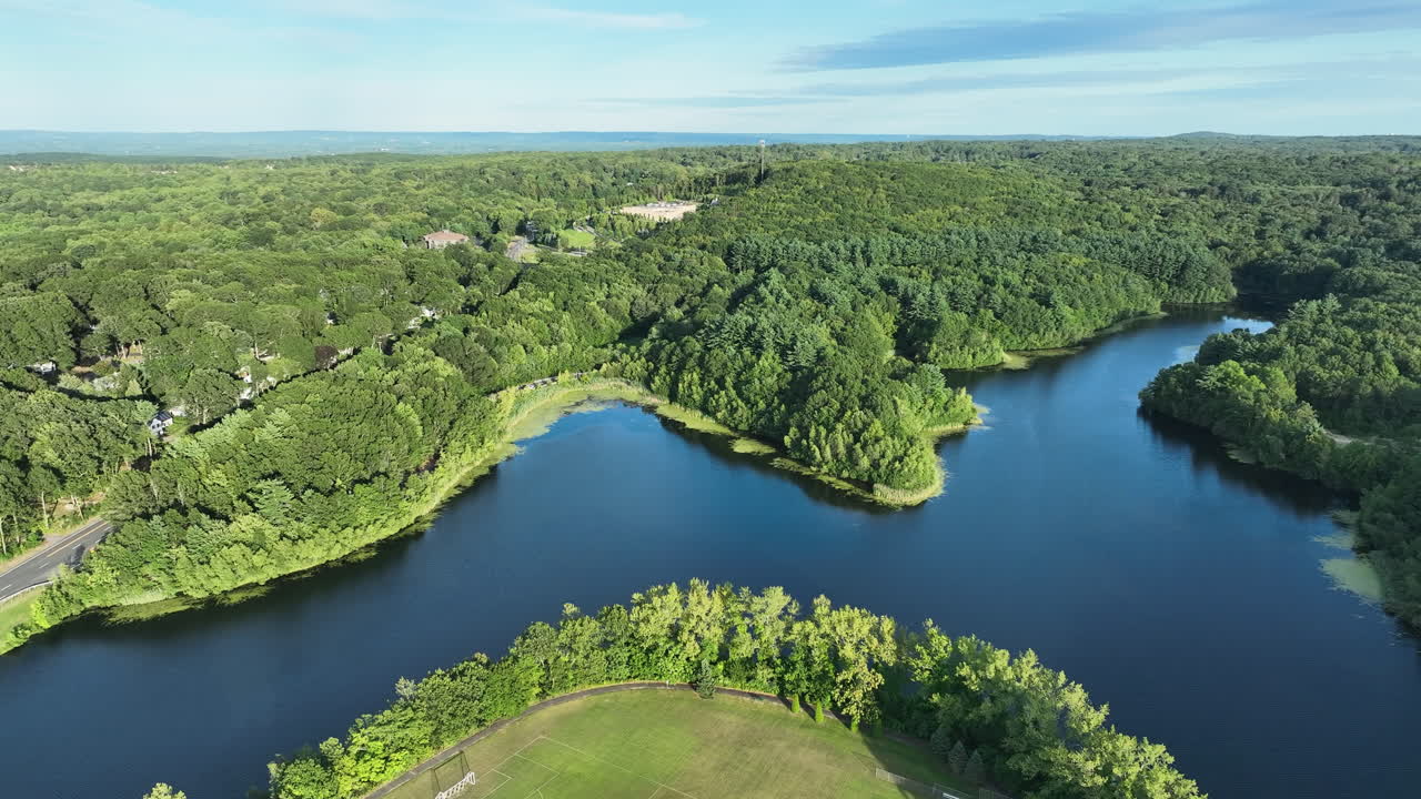 Widok z lotu ptaka na East Mountain Reservoir i gęsty las w Waterbury, Connecticut, USA