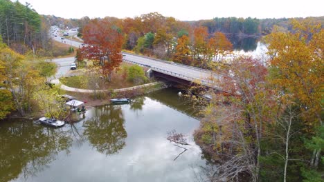 vehículos que conducen en el puente longley a través del río androscoggin durante la temporada de otoño en lewiston, maine, estados unidos