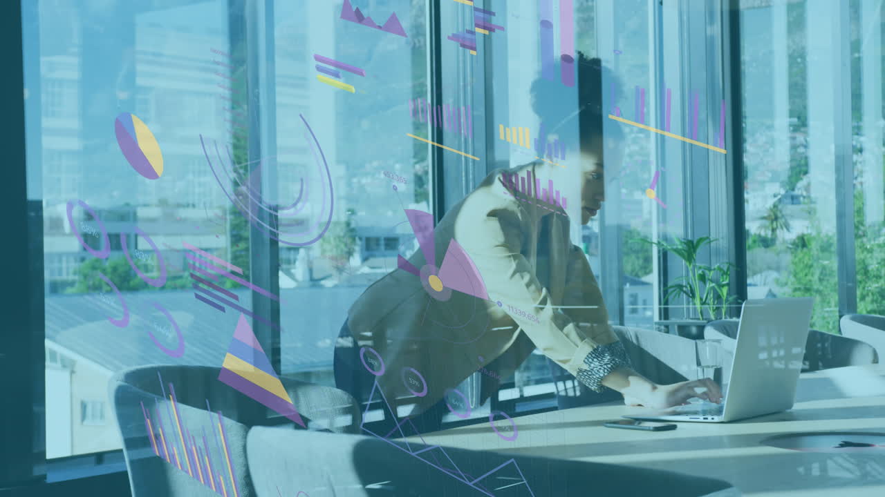 アフリカ系アメリカ人の女性がオフィスでラップトップを使用しているデータ処理のインターフェースのアニメーション