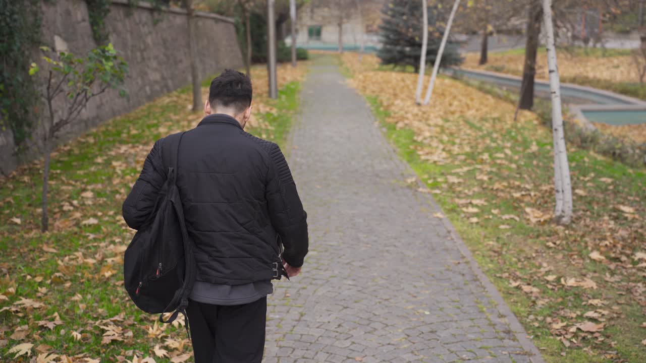 야외를  ⁇ 고 있는 남자는 슬퍼합니다. 가세요.