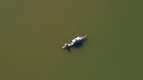 pescador solitario en el vasto río de surma, vista aérea de arriba hacia abajo
