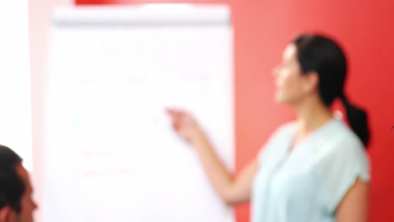 비즈니스 임원 들 이 회의 도중 토론 하고 있다