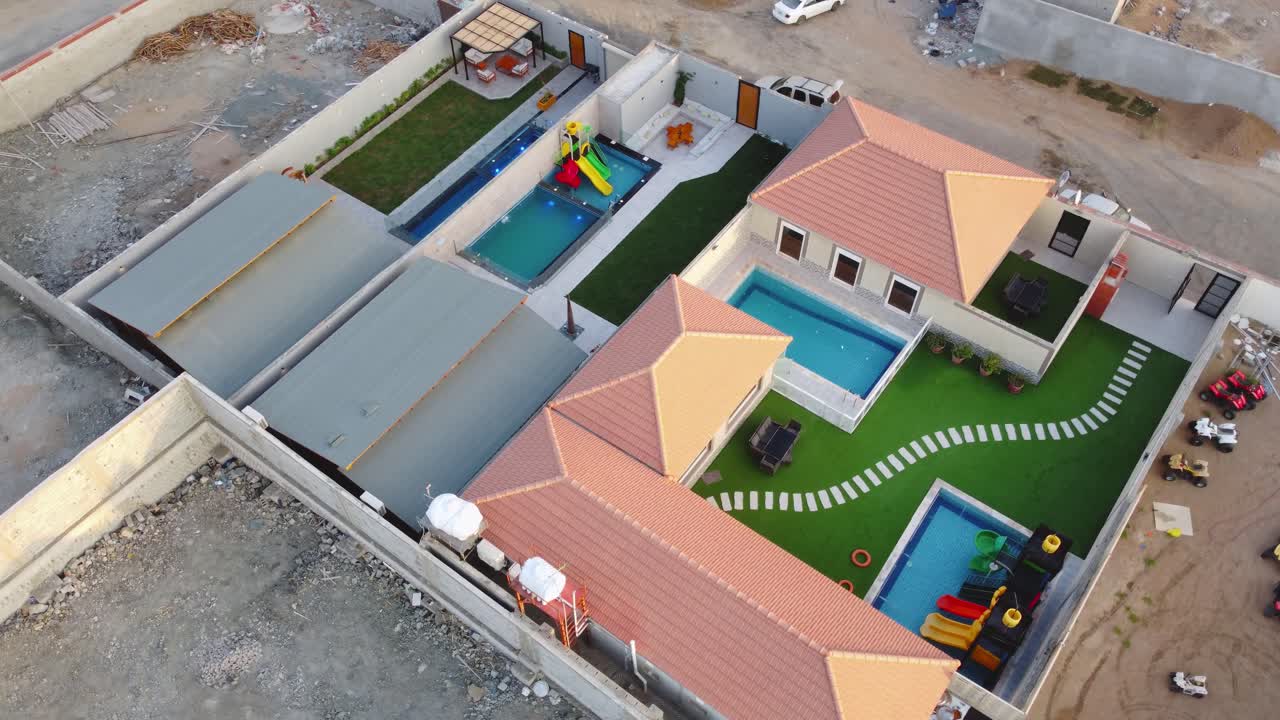 escena de casas recién construidas que revelan el sitio de construcción