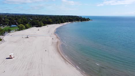 Nicht-überfüllter-Weißer-Sandstrand,-Umgeben-Von-Bäumen-Und-Klarem,-Türkisblauem-Wasser