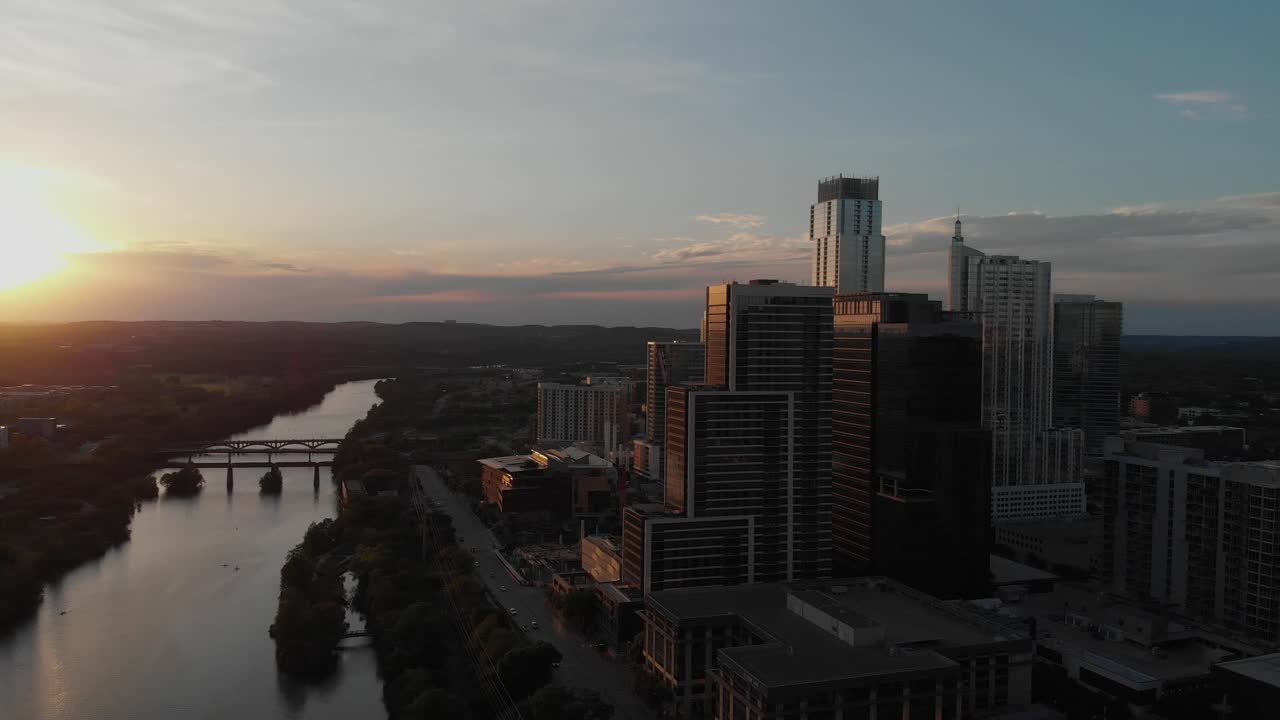 Panorâmica lenta do rio Colorado, Lago Town, abrangendo o horizonte do centro de Austin, TX. Durante a Pandemia de Covid-19