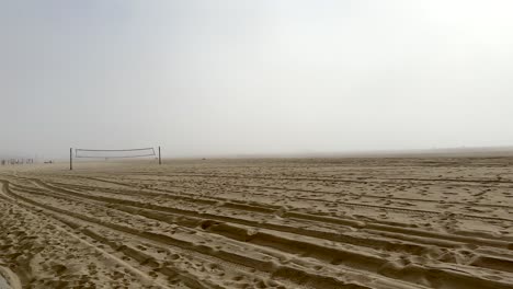 Playa-De-Santa-Mónica-California-En-Una-Mañana-Brumosa---Arena,-Voleibol,-Brumoso,-Adelante