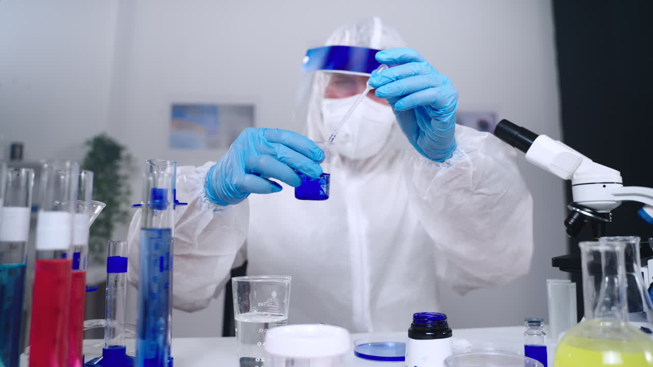 científico que lleva a cabo un experimento químico en un laboratorio