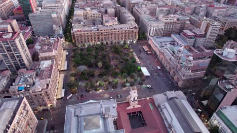 vista aérea dando vueltas por encima de la plaza de armas, santiago, chile, rodeada por el paisaje histórico de la ciudad