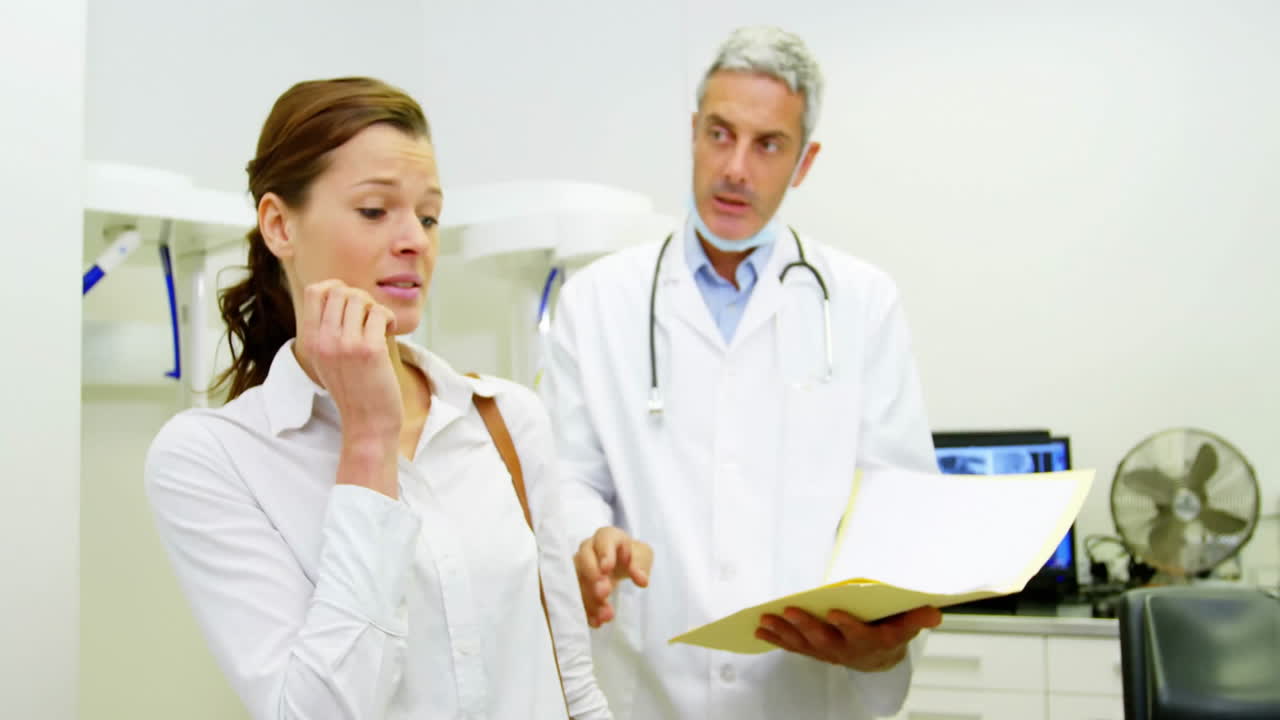 animación de moléculas flotantes sobre médicos caucásicos hablando y sosteniendo el portapapeles