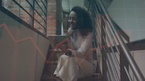 animación del procesamiento de datos financieros sobre una mujer de negocios biracial usando una tableta.