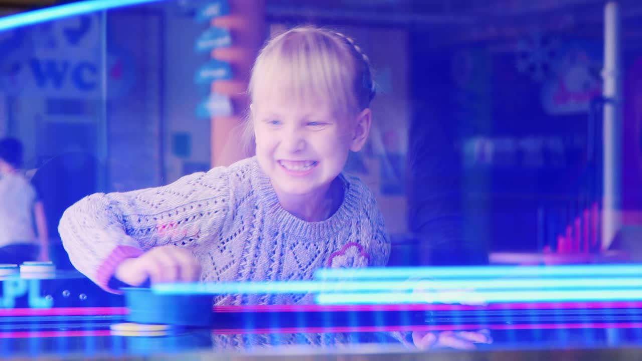 el niño juega con entusiasmo al hockey de mesa 2