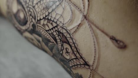 tatuaje de mandala de encaje negro y gris