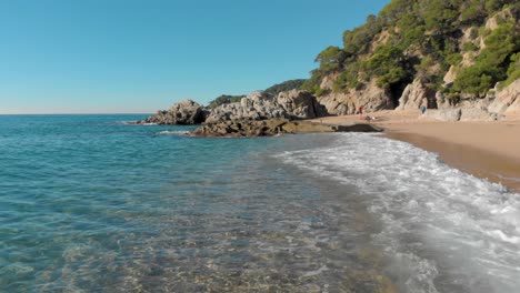 Playa-De-La-Costa-Brava,-Dron-Aéreo,-Paraíso,-Verde-Turquesa---Lloret-De-Mar-Mediterráneo---España