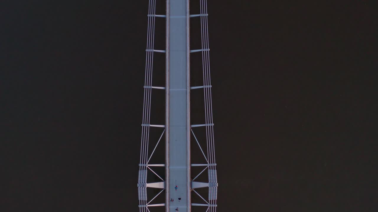 밀레니엄 브리지 런던 선라이즈에서 세인트 폴 대성당의 공중 샷을 보여줍니다.