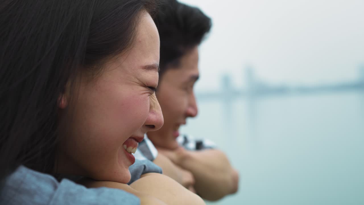 동일한 방향을 바라보는 베트남 부부의 손잡이 시각