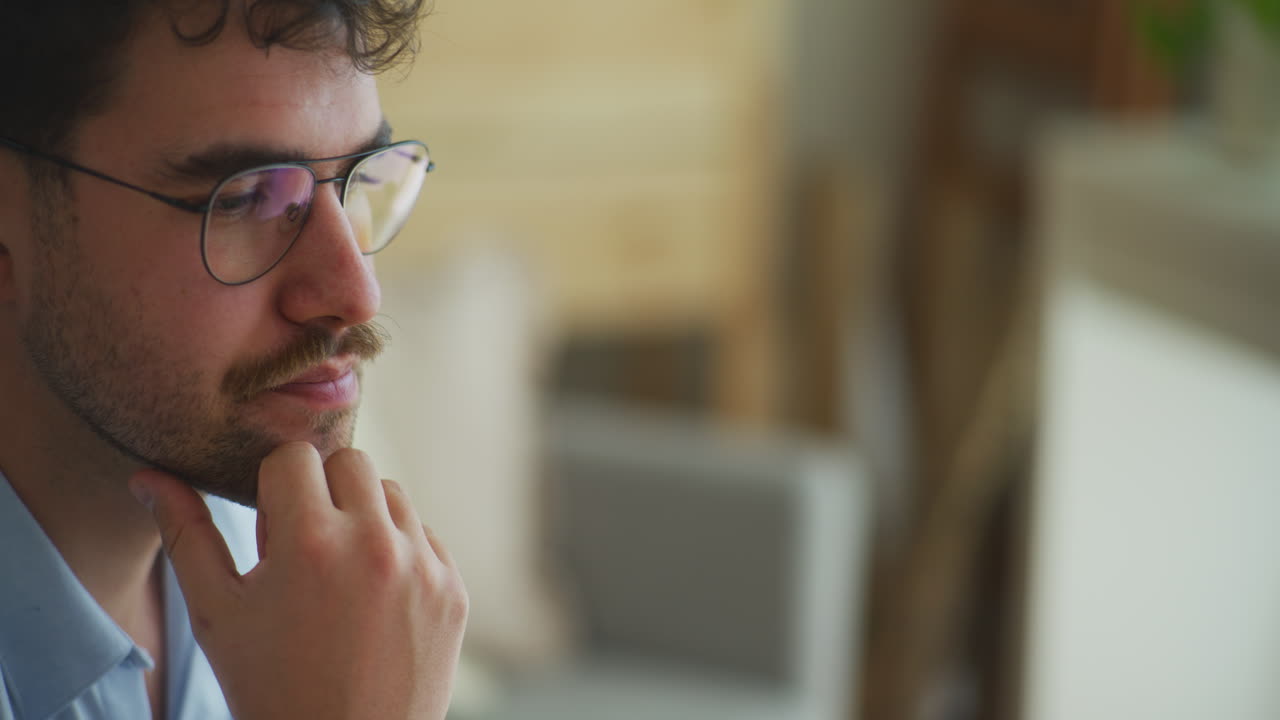 hombre pensativo con gafas piensa para la inspiración