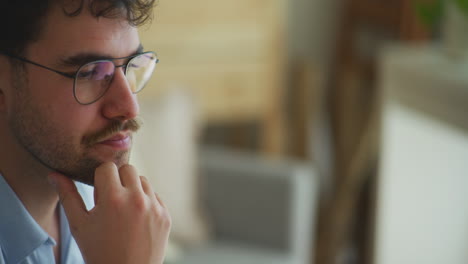 hombre pensativo con gafas piensa para la inspiración