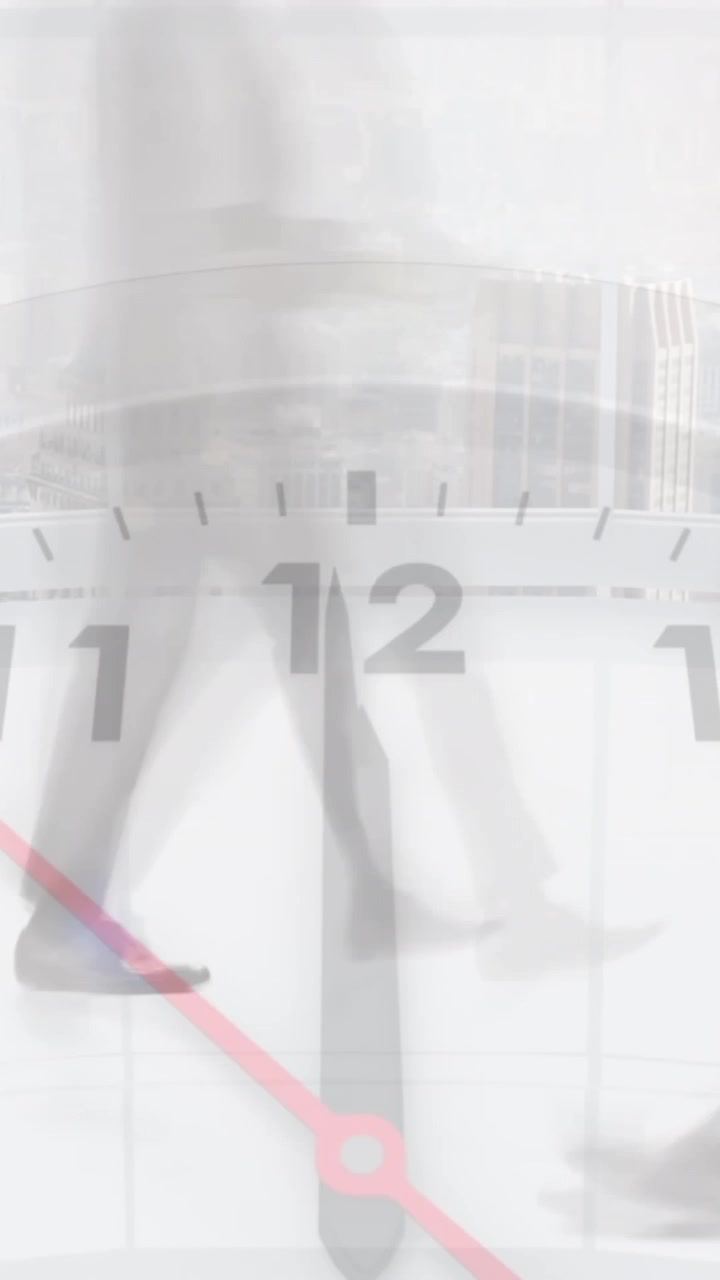 Animación de un reloj que hace tictac contra un time-lapse de la parte inferior de personas caminando en la oficina