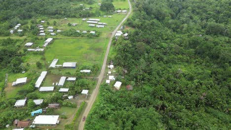 Estación-Remota-En-El-Borde-De-Una-Meseta-Alta-En-Una-Región-Montañosa-De-Nueva-Guinea