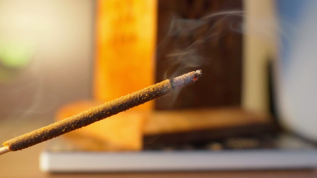 나무 석탄과 향을 태우고 요가 수업을 즐기고 선택적인 초점을 맞추고