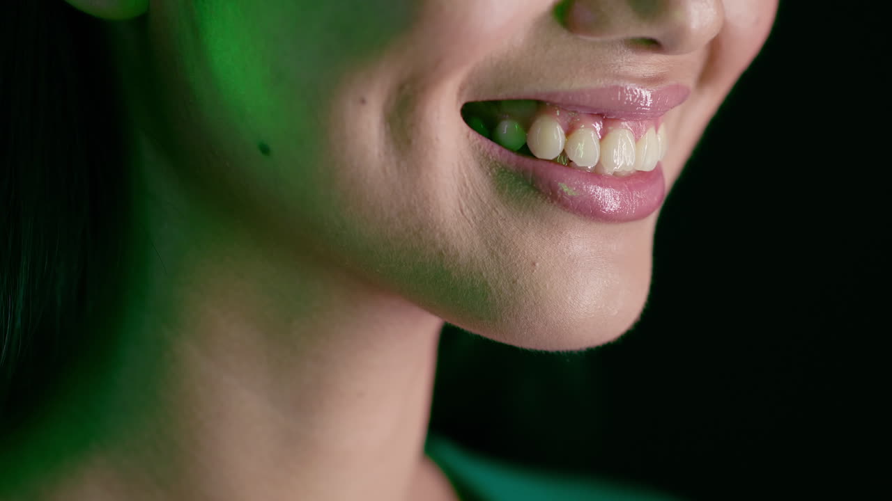 primer plano de una mujer sonriendo