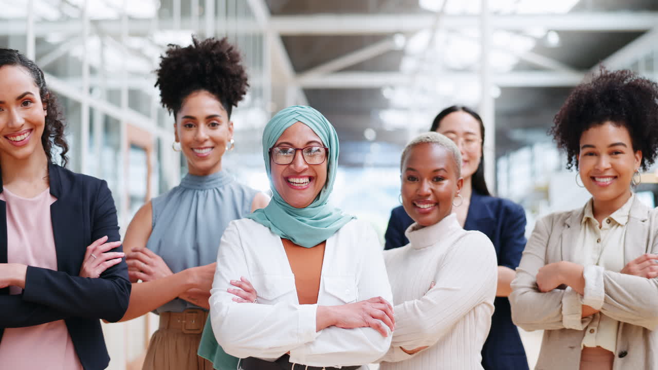liderazgo, empoderamiento y mujer feliz en hijab