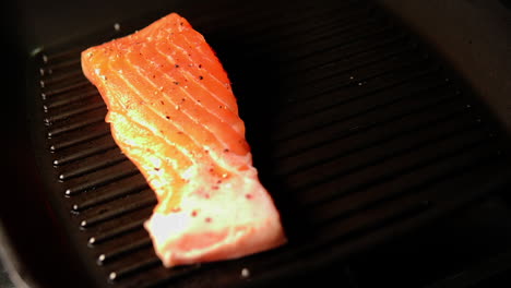 Filetes-De-Salmón-Que-Se-Queman-En-Una-Plancha-De-Cerca