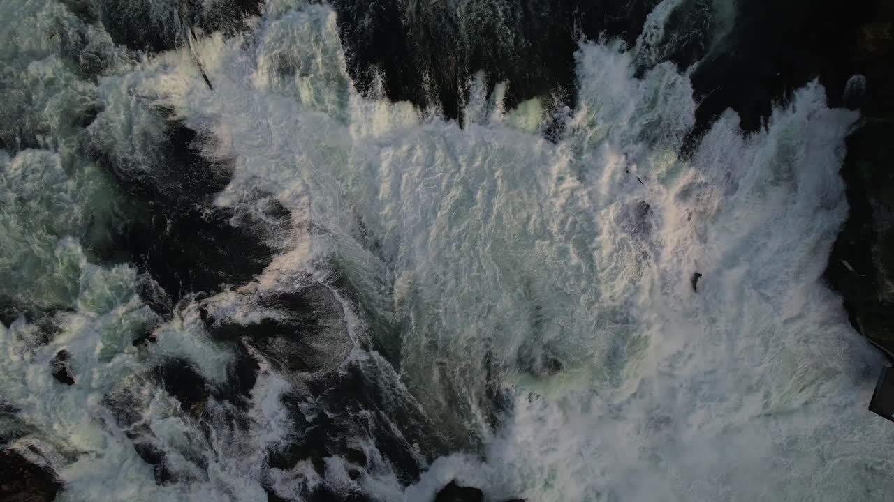 위에서 라인강 폭포까지의 공중 촬영과 그것을 가로지르는 다리를 드러냄