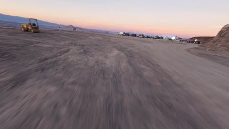 Fpv-Vuelo-Bajo-Sobre-árido-Camino-De-Grava,-Desierto-De-Mojave,-Vegas